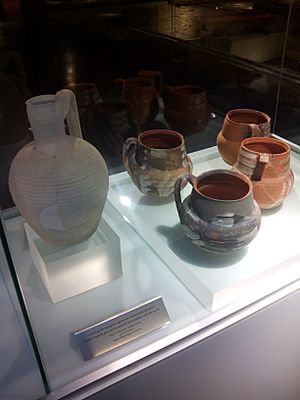 Archivo:Jarritas de asa para agua con decoración pintada, Museo Anticuarium Sevilla, Sevilla, España, 2014