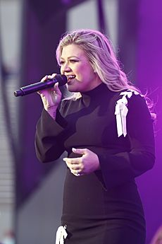 Archivo:Kelly Clarkson 2018 DoD Warrior Games Opening Ceremony 11