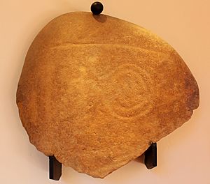 Archivo:MAB-Estela de guerrero. Siglo VII-VI a.C El Tejadillo. Capilla