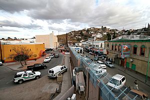 Archivo:Mexican-American border at Nogales