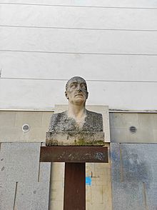 Monumento a José María Iribarren (Tudela) 01.jpg