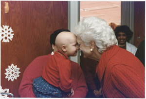 Archivo:Mrs. Bush visits patients at Children's Hospital in Washington, D.C - NARA - 186426