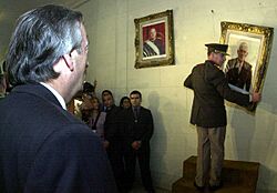 Archivo:Néstor Kirchner-Retiro Retrato Bignone-Buenos Aires-Marzo 2004
