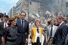 Archivo:Paloma Cordero Nancy Reagan Mexico City 1985 earthquake