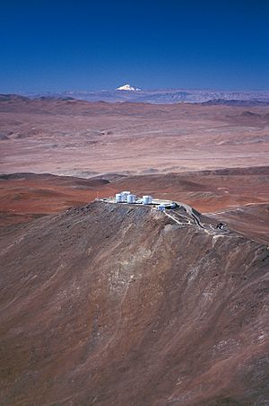 Archivo:Paranal Observatory and the Volcano Llullaillaco
