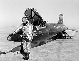 Archivo:Pilot Neil Armstrong and X-15 -1 - GPN-2000-000121