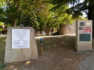 Archivo:Placas y postes del Castillo de Burgos