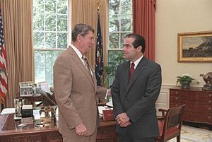 Archivo:President Ronald Reagan and Judge Antonin Scalia confer in the Oval Office, July 7, 1986