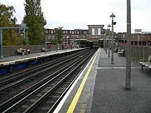 Archivo:Rayners Lane London Underground station