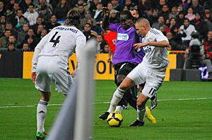 Archivo:Regate de Benzema