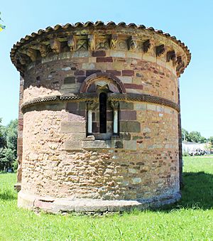 Archivo:San Esteban de Aramil-Fachada oriental-2