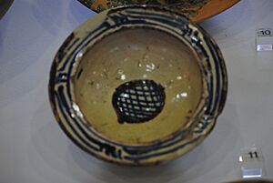 Archivo:Scodella - Maiolica a cobalto e manganese - Tunisia - Prima metà XIII secolo (chiesa di Santo Stefano extra moenia, Pisa) - Museo nazionale di San Matteo
