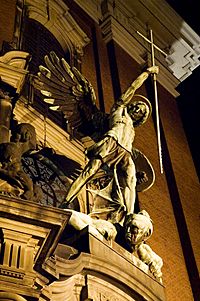 Archivo:Statue of Archangel Michael over the main Gate of the church Sankt Michaelis in Hamburg Germany