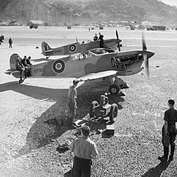 Archivo:Supermarine Spitfire Mark Vs assembled by the Special Erection Party in Gibraltar for Operation Torch, 1942