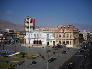 Archivo:Teatro Municipal y edificio Protectora - Iquique