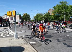 Archivo:Tour de Brooklyn passing Rockaway Ave on Eastern Pkwy jeh