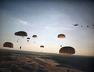 Archivo:US Army Rangers parachute into Grenada during Operation Urgent Fury