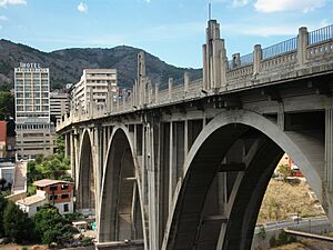 Archivo:Vista lateral del pont de sant Jordi, Alcoi
