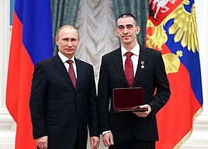 Archivo:Vladimir Putin and Anatoli Ivanishin 25 December 2013