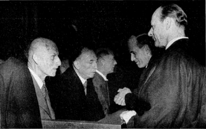 Archivo:Von Leeb consults defense attorney during recess of High Command trial