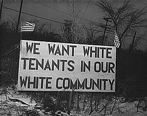 Archivo:We want white tenants