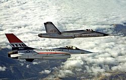 Archivo:YF-16 and YF-17 in flight 2