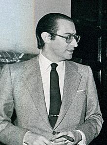 (Lamo) Leopoldo Calvo Sotelo junto con varios miembros de su gabinete y el diputado José María de Areilza en los pasillos del Congreso de los Diputados (cropped).jpeg