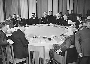 Archivo:Лидеры «Большой тройки» за столом переговоров на ялтинской конференции