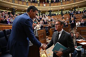 Archivo:2023-11-16, El presidente del Gobierno, Pedro Sánchez, y el diputado y presidente del Partido Popular, Alberto Núñez Feijoó, se saludan, investidura7