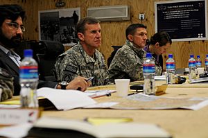 Archivo:260554 Stanley McChrystal, Michael T. Flynn in Afghanistan 2010