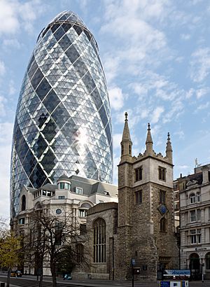 Archivo:30 St Mary Axe (Swiss Re Building) and St Andrew Undershaft church