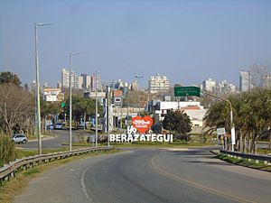 Archivo:Acceso a Berazategui desde la Autopista Buenos Aires - La Plata.