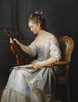 Retrato de una violinista sentada con vestido blanco