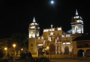Archivo:Ayacucho church by night