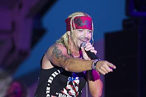Archivo:Bret Michaels performs in Massapequa, NY in 2014