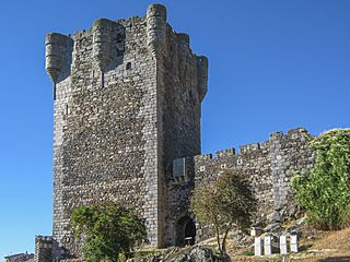 Castillo de Monleón y puerta de Coria.JPG