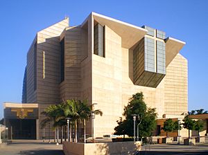 Archivo:Cathedral of Our Lady of Angels (from plaza), Los Angeles