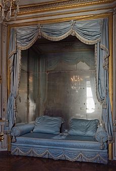 Archivo:Chateau Versailles petit appartement Reine cabinet meridienne sofa