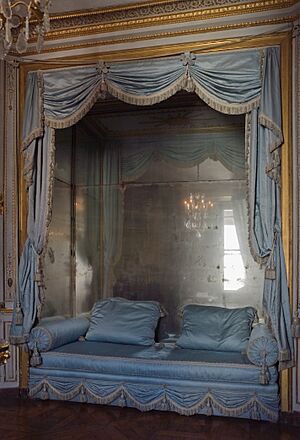 Archivo:Chateau Versailles petit appartement Reine cabinet meridienne sofa
