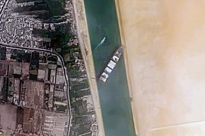 Archivo:Container Ship 'Ever Given' stuck in the Suez Canal, Egypt - March 24th, 2021 cropped