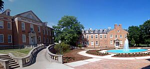 Archivo:Cumberland School of Law Main Hall and Courtyard