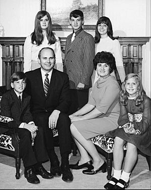 Archivo:Dallin H. Oaks and family inauguration photo, 1971