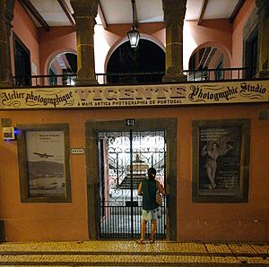 Archivo:Entrada del Museo de Fotografía de Madeira. Rua da Carreira (Funchal). Portugal