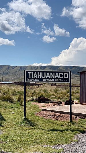 Archivo:Entrance to tiahuanaco