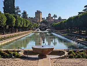Archivo:Estanques Bajos, Alcázar de los Reyes Cristianos 04