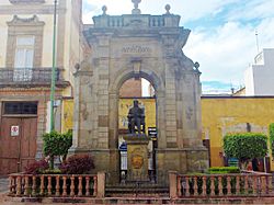 Archivo:Estatua Tresguerras-Celaya