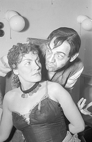 Archivo:Fotothek df pk 0000021 037 Szenenbilder mit Josef Burgwinkel in der Titelrolle, Tiana Lemnitz als Gilda, Ca