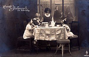 Archivo:Girls with birthday cake. Postcard from 1920