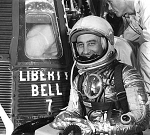 Archivo:Grissom prepares to enter Liberty Bell 7 61-MR4-76