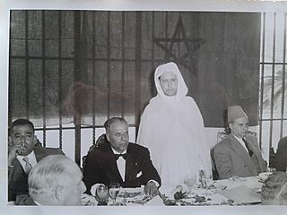 Archivo:Habib Burguiba, Abdallah Guennun y Allal El Fasi presidiendo un banquete en la ciudad de Tánger en abril de 1957